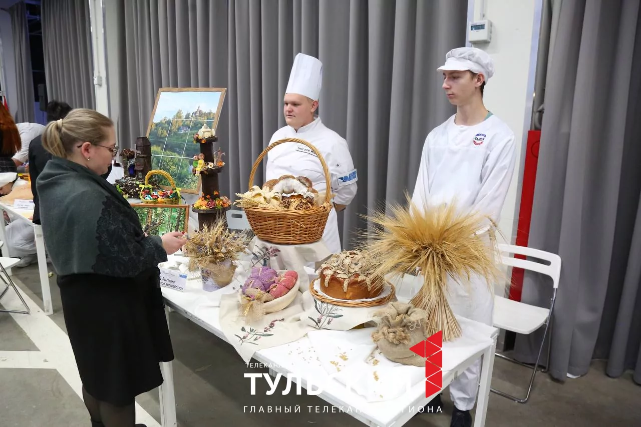 Юные дизайнеры в Туле представили костюмы Барби и Матушки России