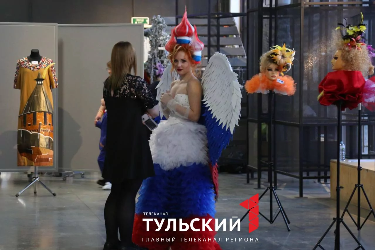 Юные дизайнеры в Туле представили костюмы Барби и Матушки России