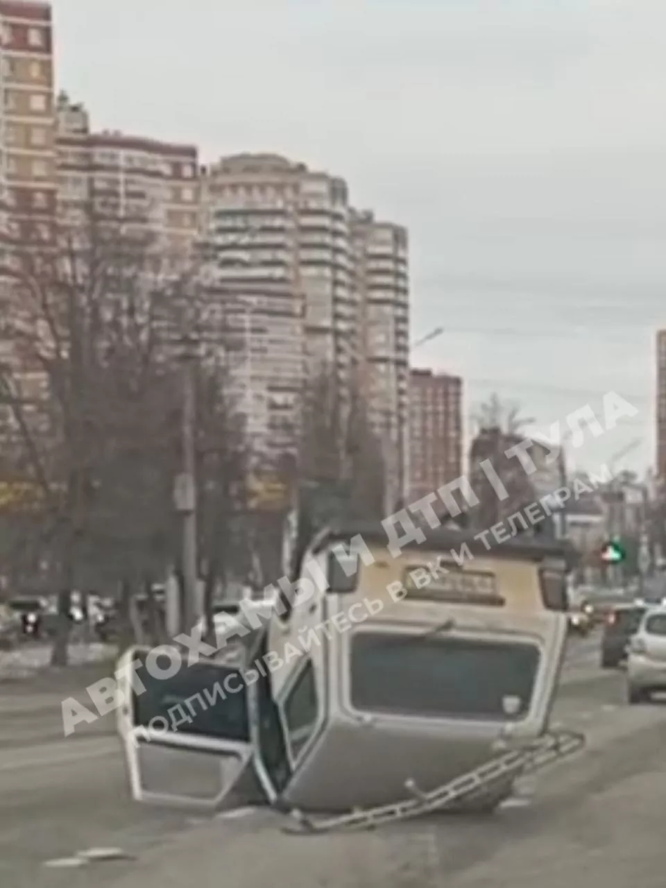 В Туле на проспекте Ленина перевернулась «Нива»