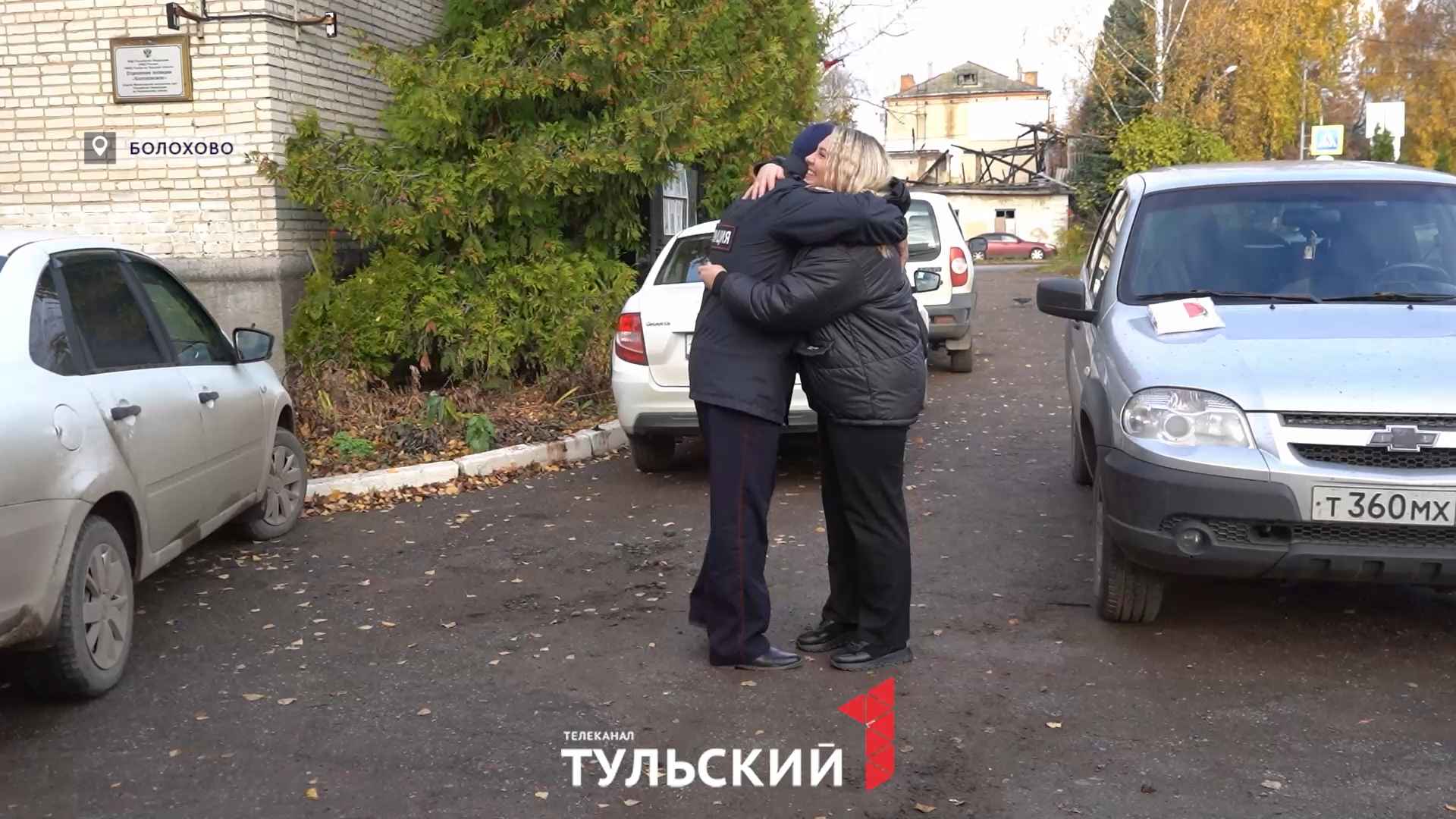 Полицейский встретился со спасенной им из леса семьей
