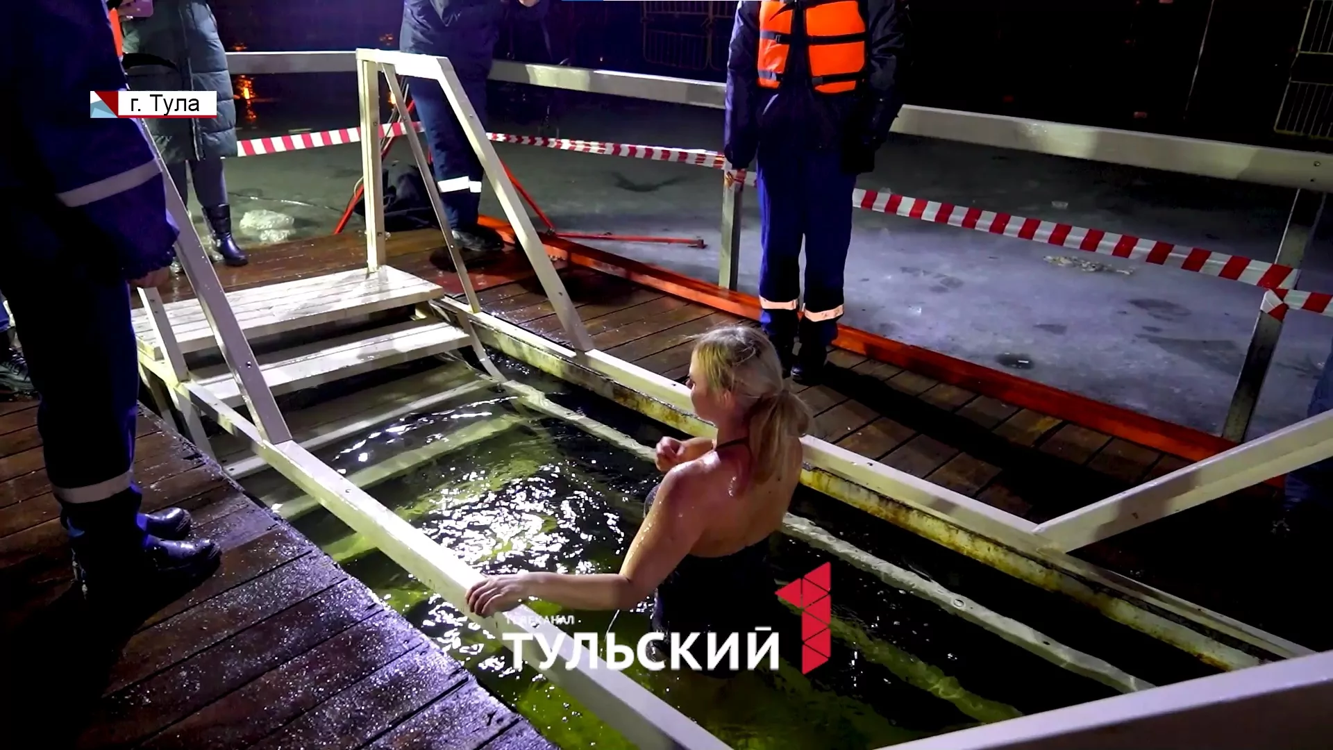 Под дождем и на тонком льду: в Туле прошли самые необычные крещенские купания за последние годы