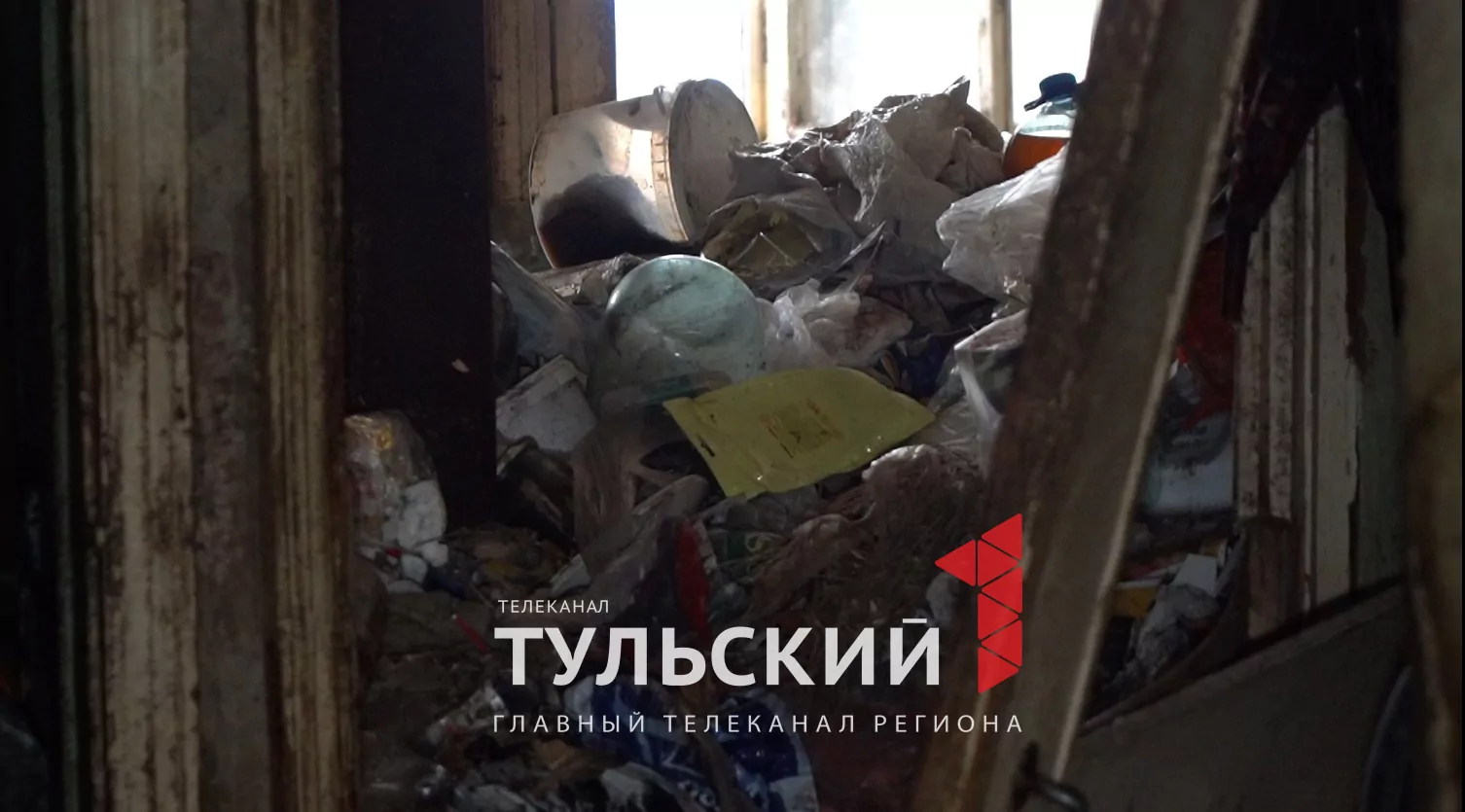 В пятиэтажке на улице Металлургов в Туле начали разбирать квартиру «Плюшкина»