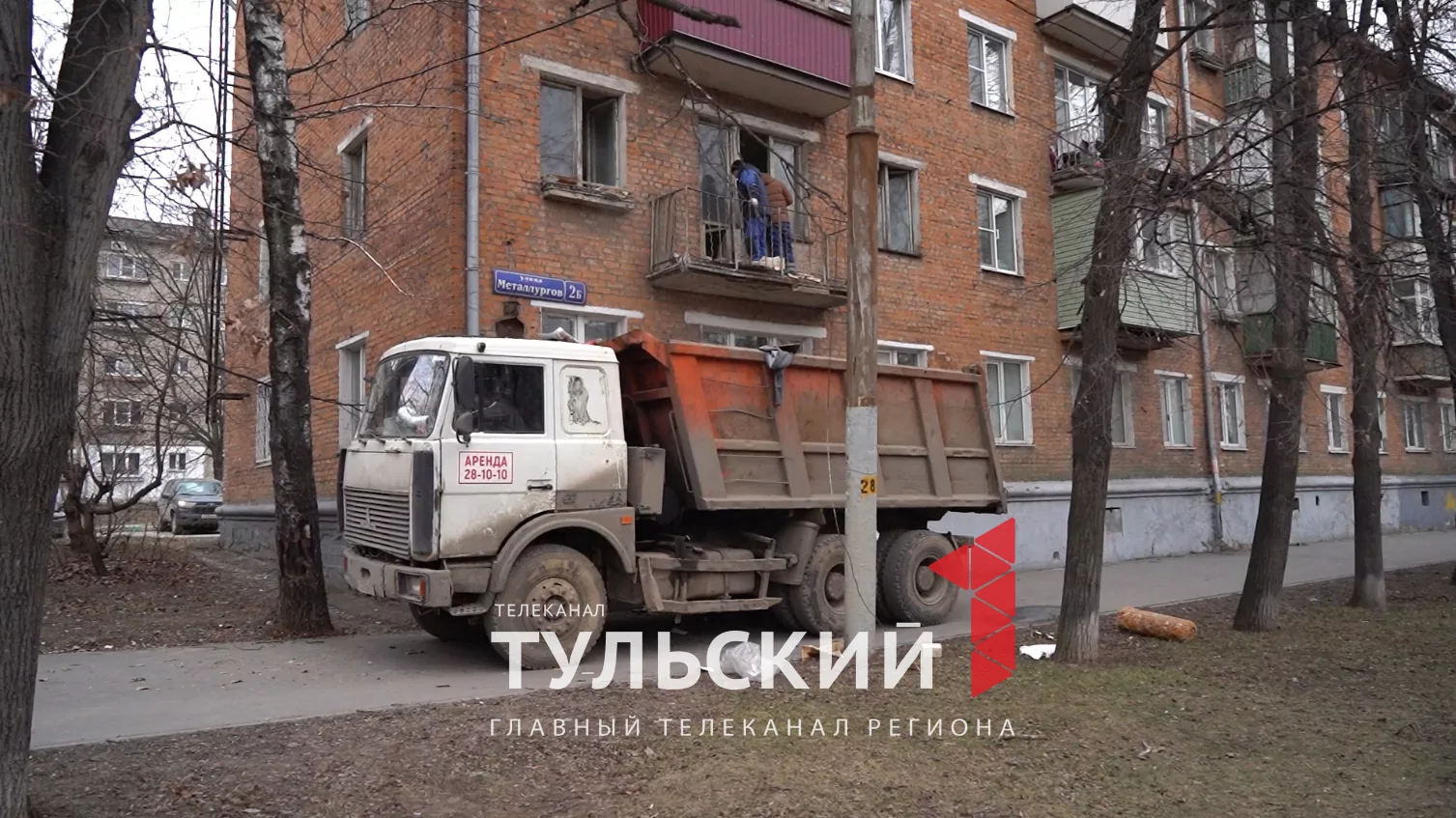 В пятиэтажке на улице Металлургов в Туле начали разбирать квартиру «Плюшкина»