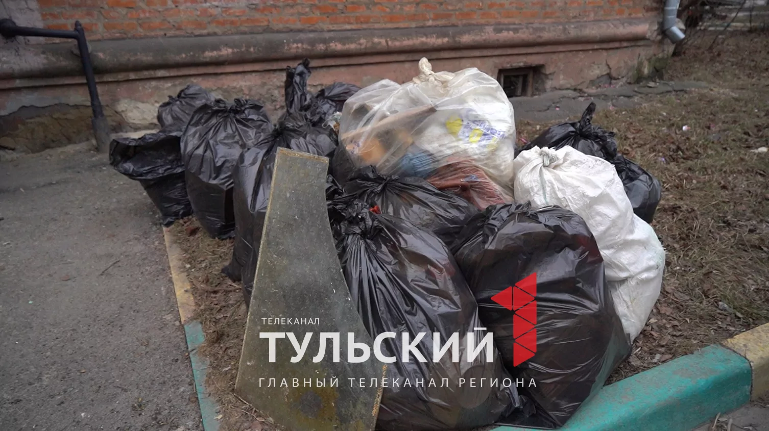 В пятиэтажке на улице Металлургов в Туле начали разбирать квартиру «Плюшкина»