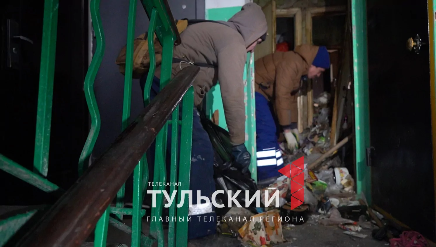В пятиэтажке на улице Металлургов в Туле начали разбирать квартиру «Плюшкина»