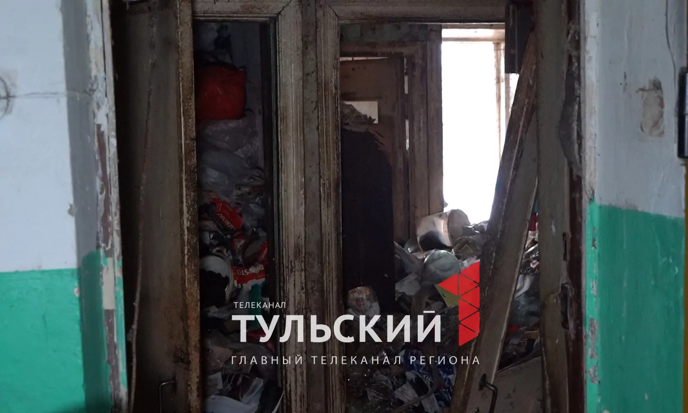 В пятиэтажке на улице Металлургов в Туле начали разбирать квартиру «Плюшкина»