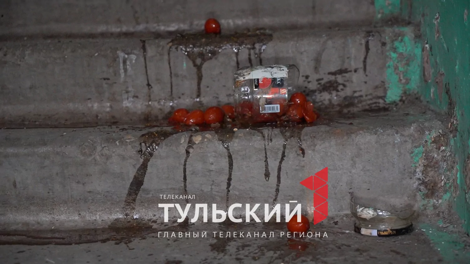 В пятиэтажке на улице Металлургов в Туле начали разбирать квартиру «Плюшкина»