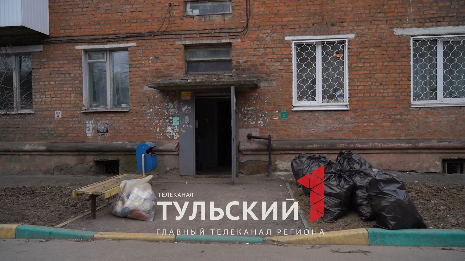 В пятиэтажке на улице Металлургов в Туле начали разбирать квартиру «Плюшкина»