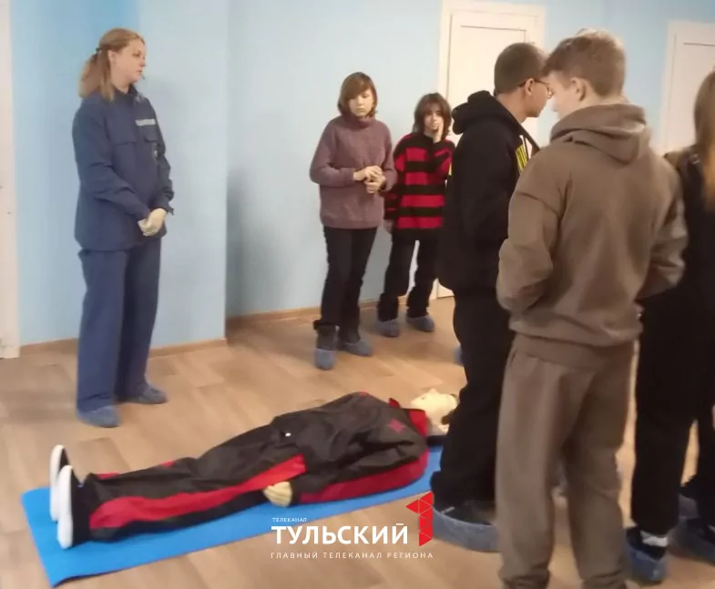 Школьники из ДНР посетили кондитерскую фабрику в Туле и сделали пряники