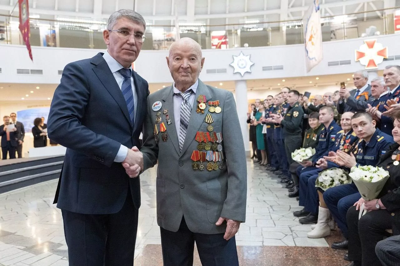 Дмитрий Миляев вручил юбилейные медали ветеранам Великой Отечественной войны