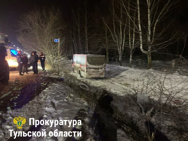 В Большой Туле пассажирский автобус вылетел с дороги и перевернулся