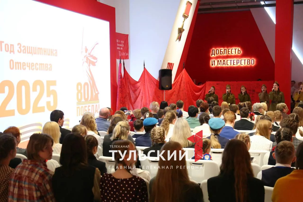 Экспозиции школьных музеев Тулы стали частью выставки об обороне города и героях СВО