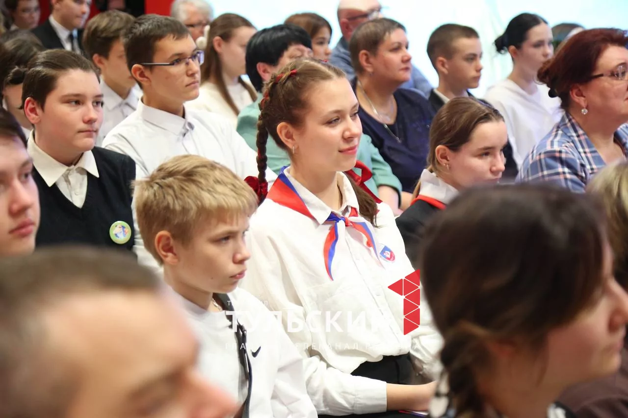 Экспозиции школьных музеев Тулы стали частью выставки об обороне города и героях СВО