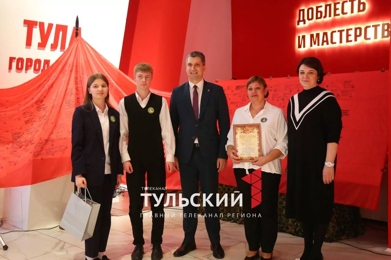 Экспозиции школьных музеев Тулы стали частью выставки об обороне города и героях СВО