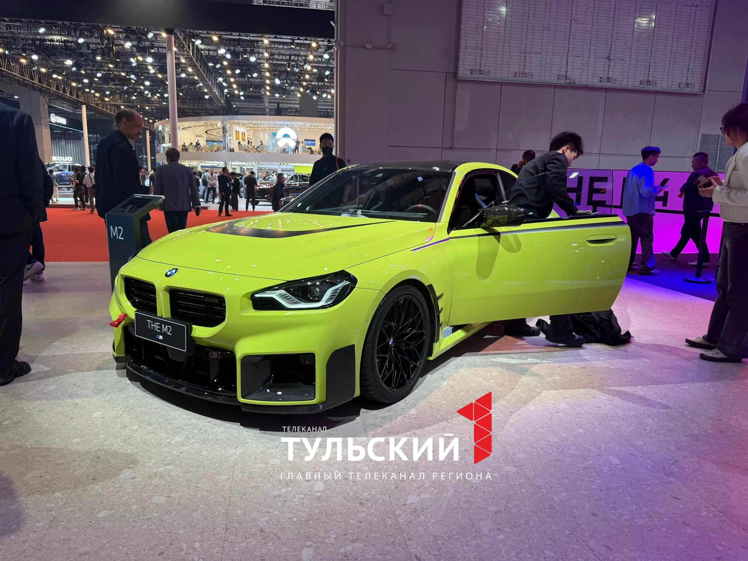 Губернатор Дмитрий Миляев сел за руль нового минивэна на Шанхайском автосалоне