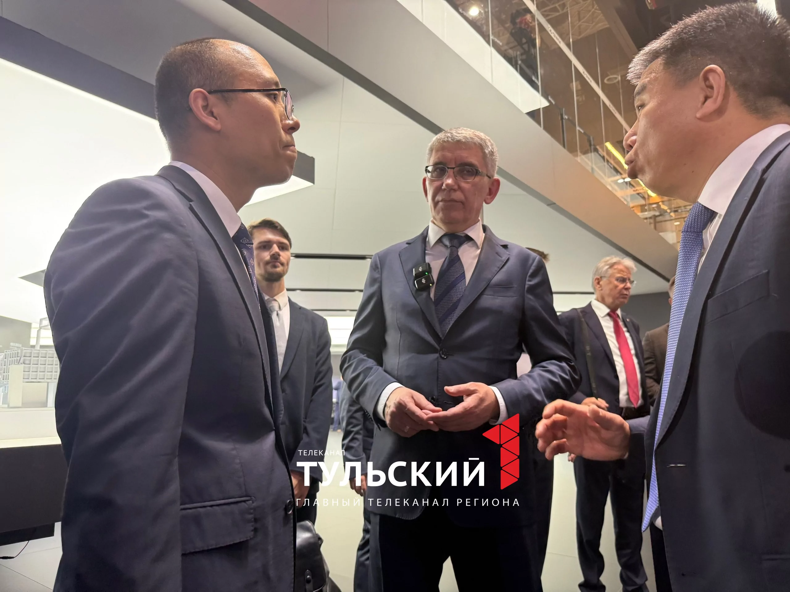 Губернатор Дмитрий Миляев сел за руль нового минивэна на Шанхайском автосалоне