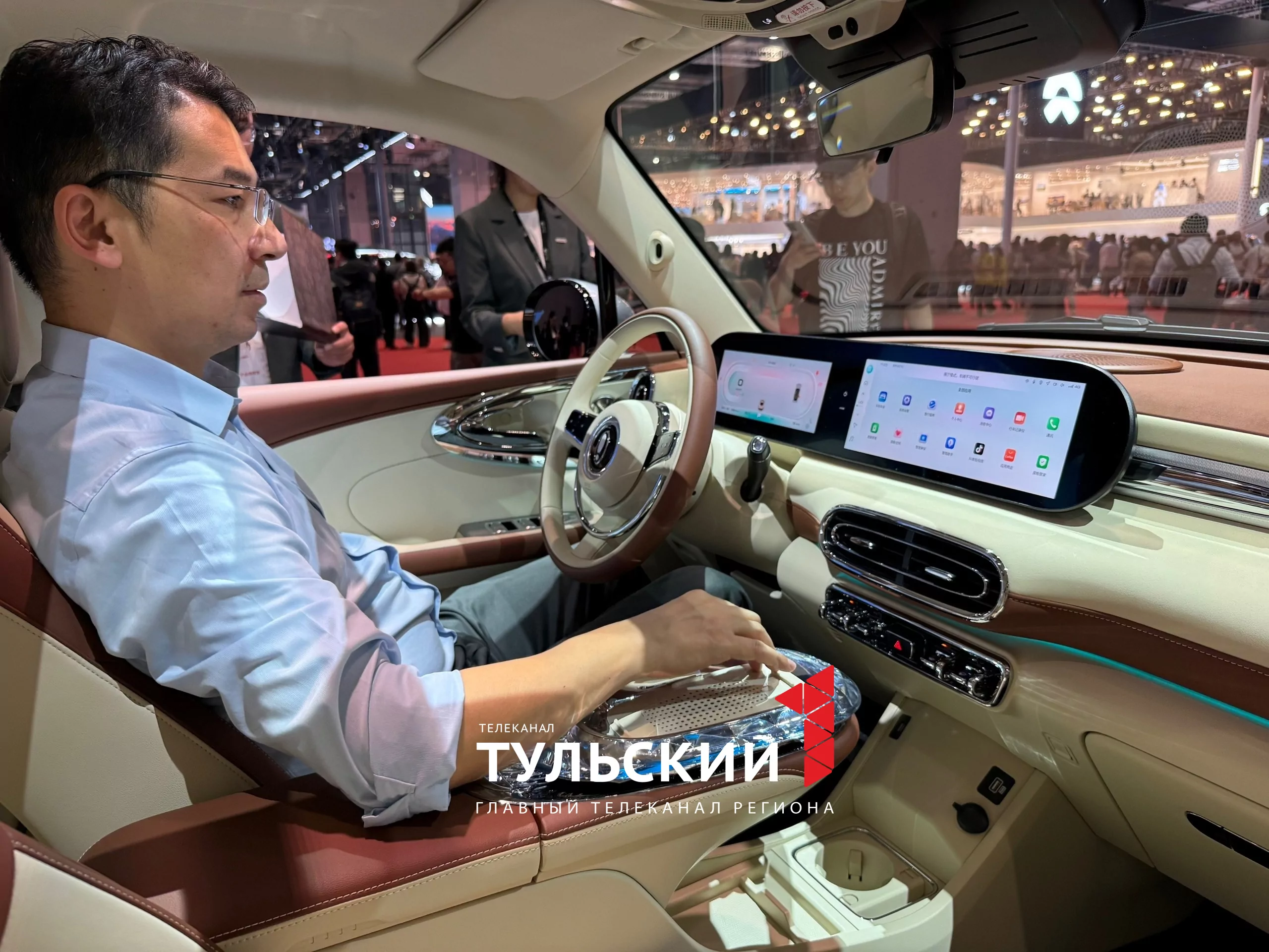 Губернатор Дмитрий Миляев сел за руль нового минивэна на Шанхайском автосалоне