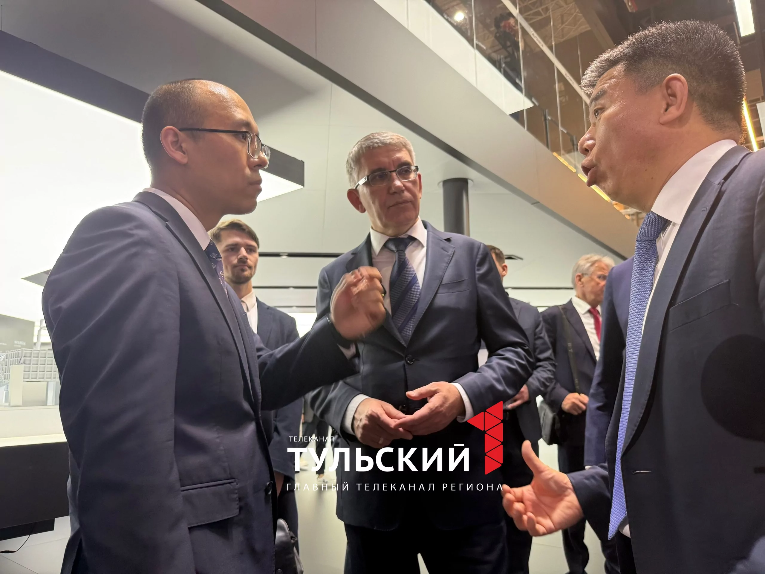 Губернатор Дмитрий Миляев сел за руль нового минивэна на Шанхайском автосалоне