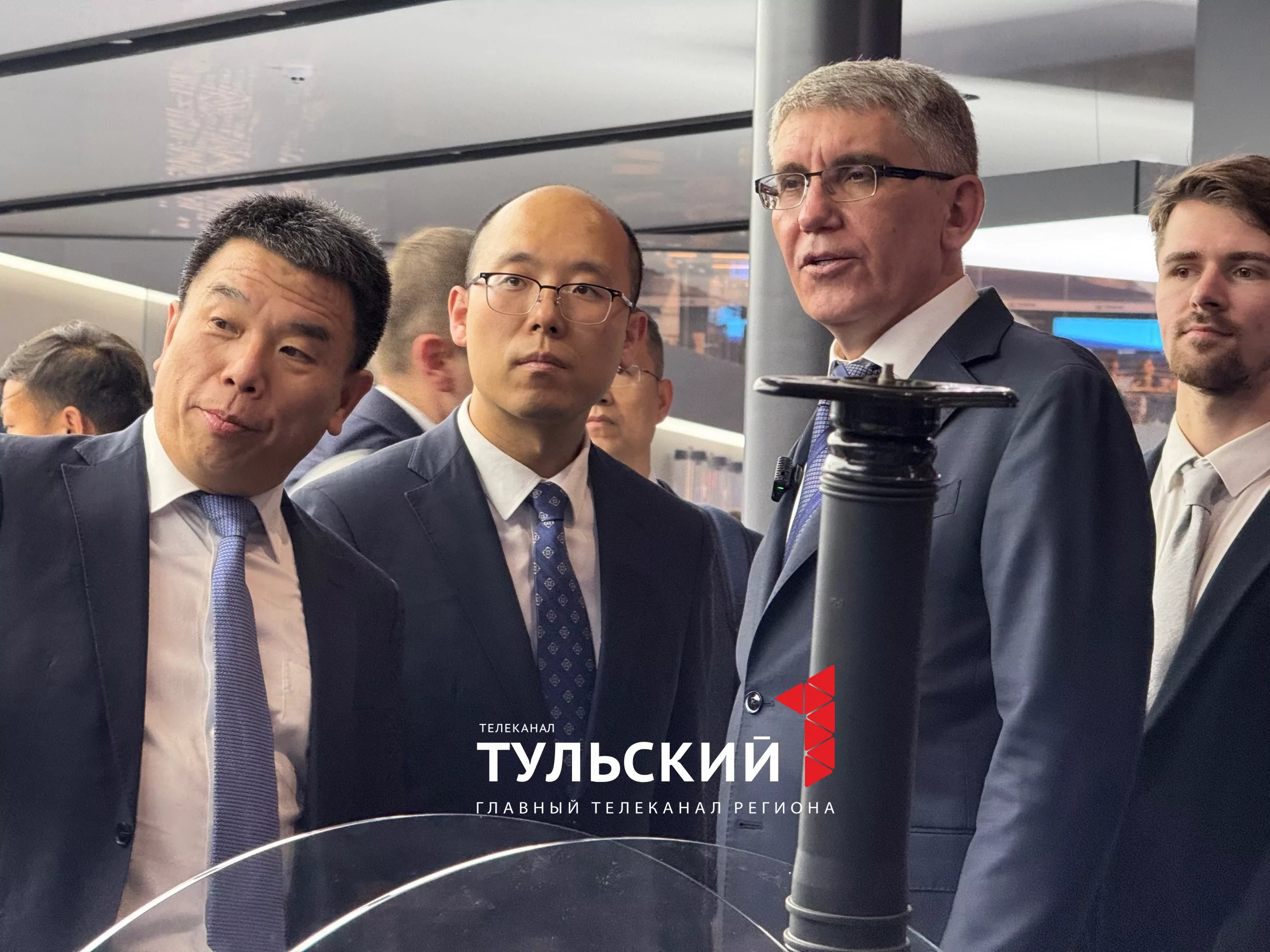 Губернатор Дмитрий Миляев сел за руль нового минивэна на Шанхайском автосалоне