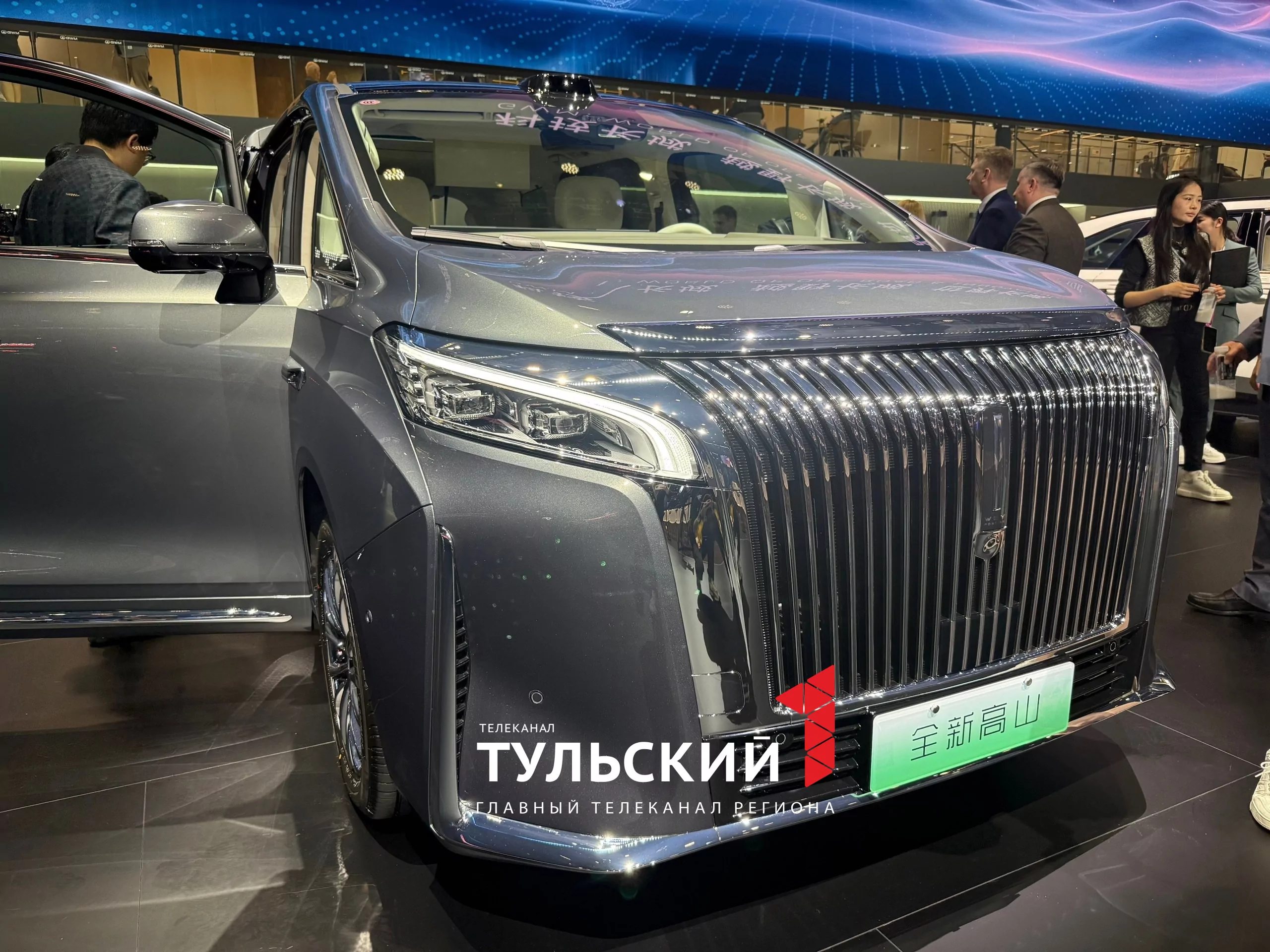 Губернатор Дмитрий Миляев сел за руль нового минивэна на Шанхайском автосалоне