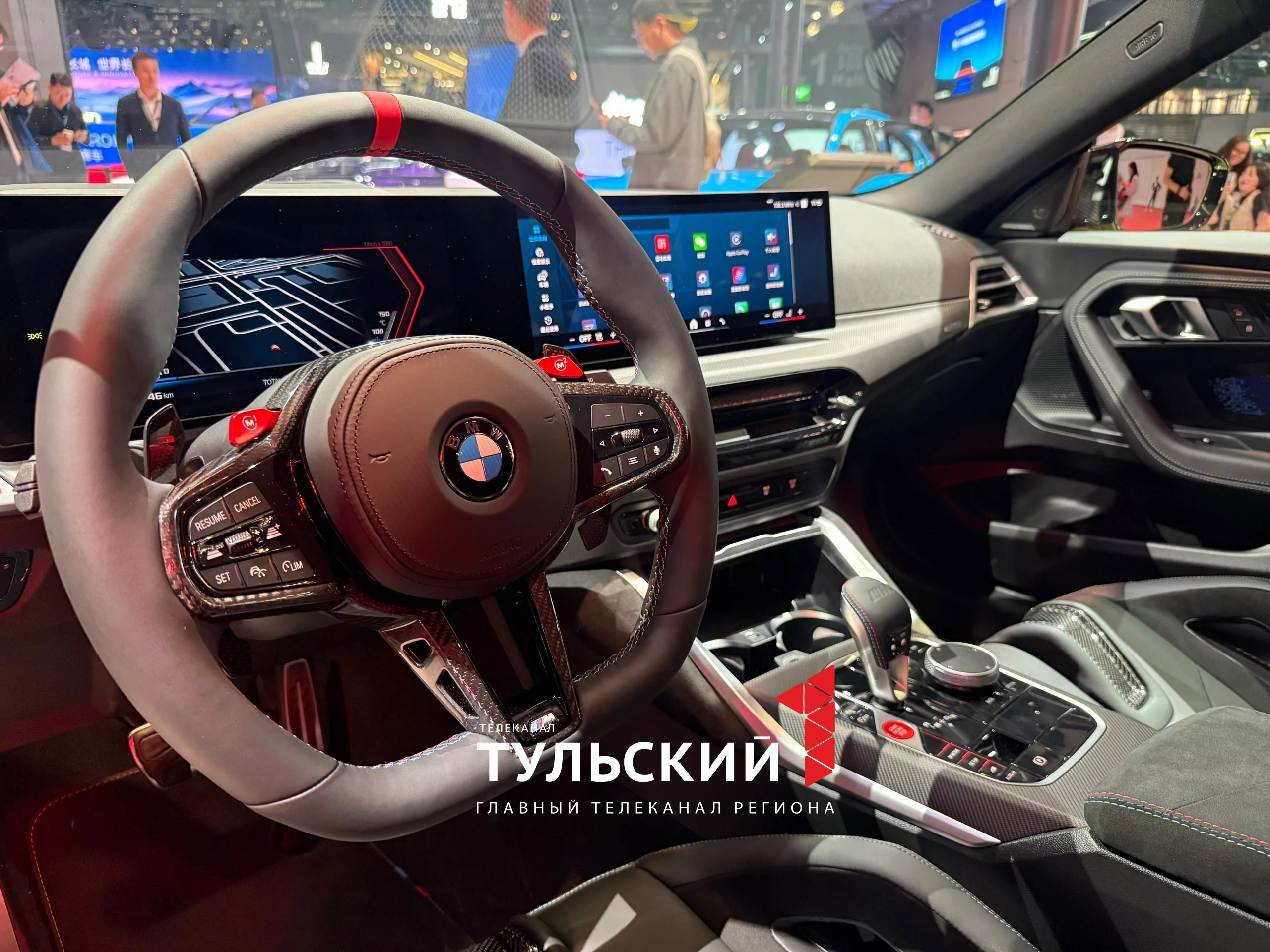 Губернатор Дмитрий Миляев сел за руль нового минивэна на Шанхайском автосалоне