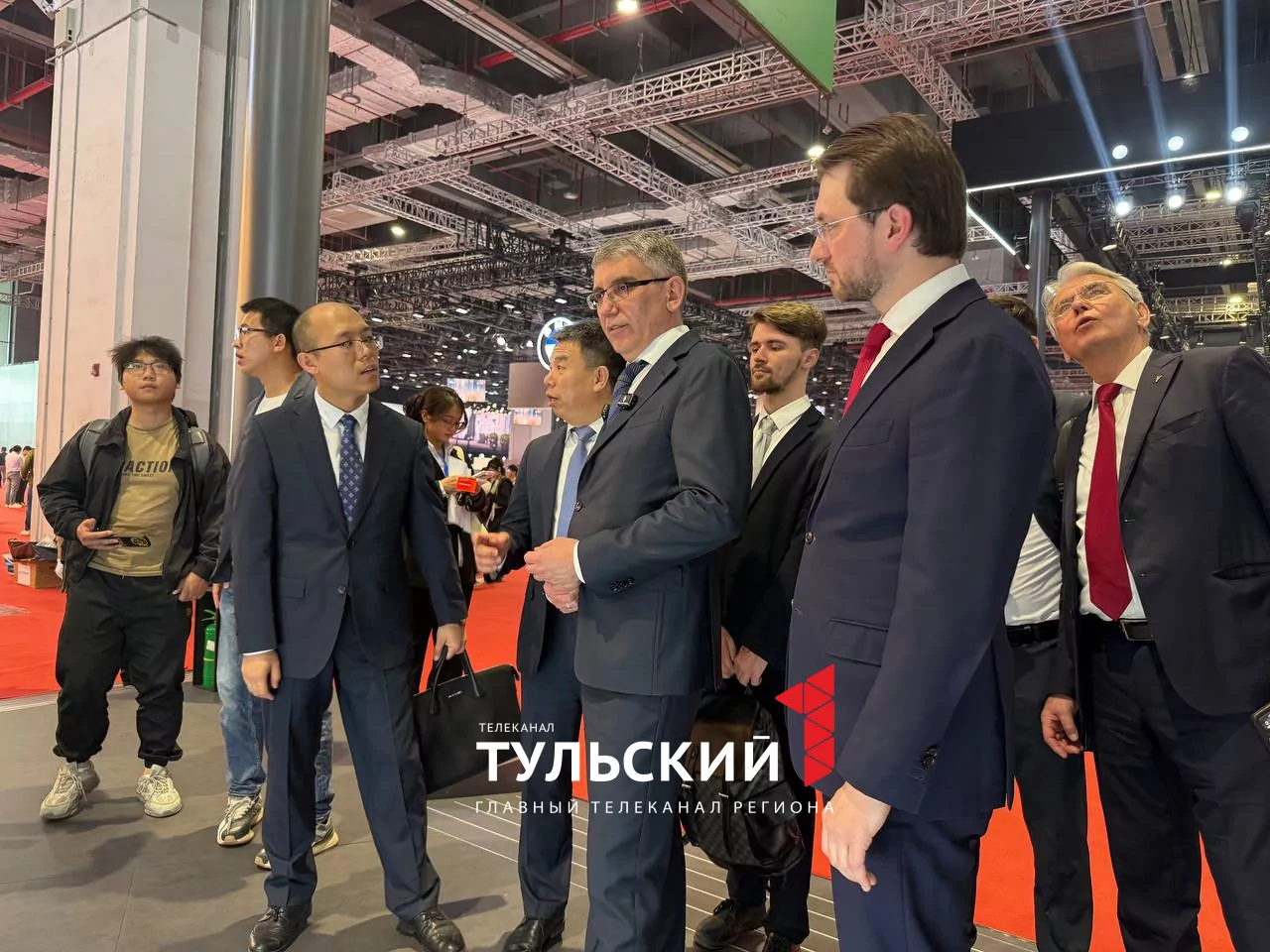Губернатор Дмитрий Миляев сел за руль нового минивэна на Шанхайском автосалоне
