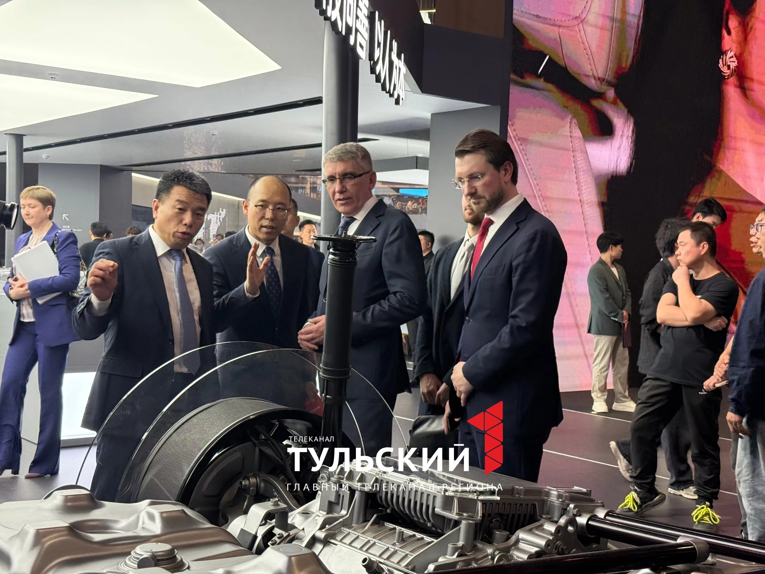 Губернатор Дмитрий Миляев сел за руль нового минивэна на Шанхайском автосалоне