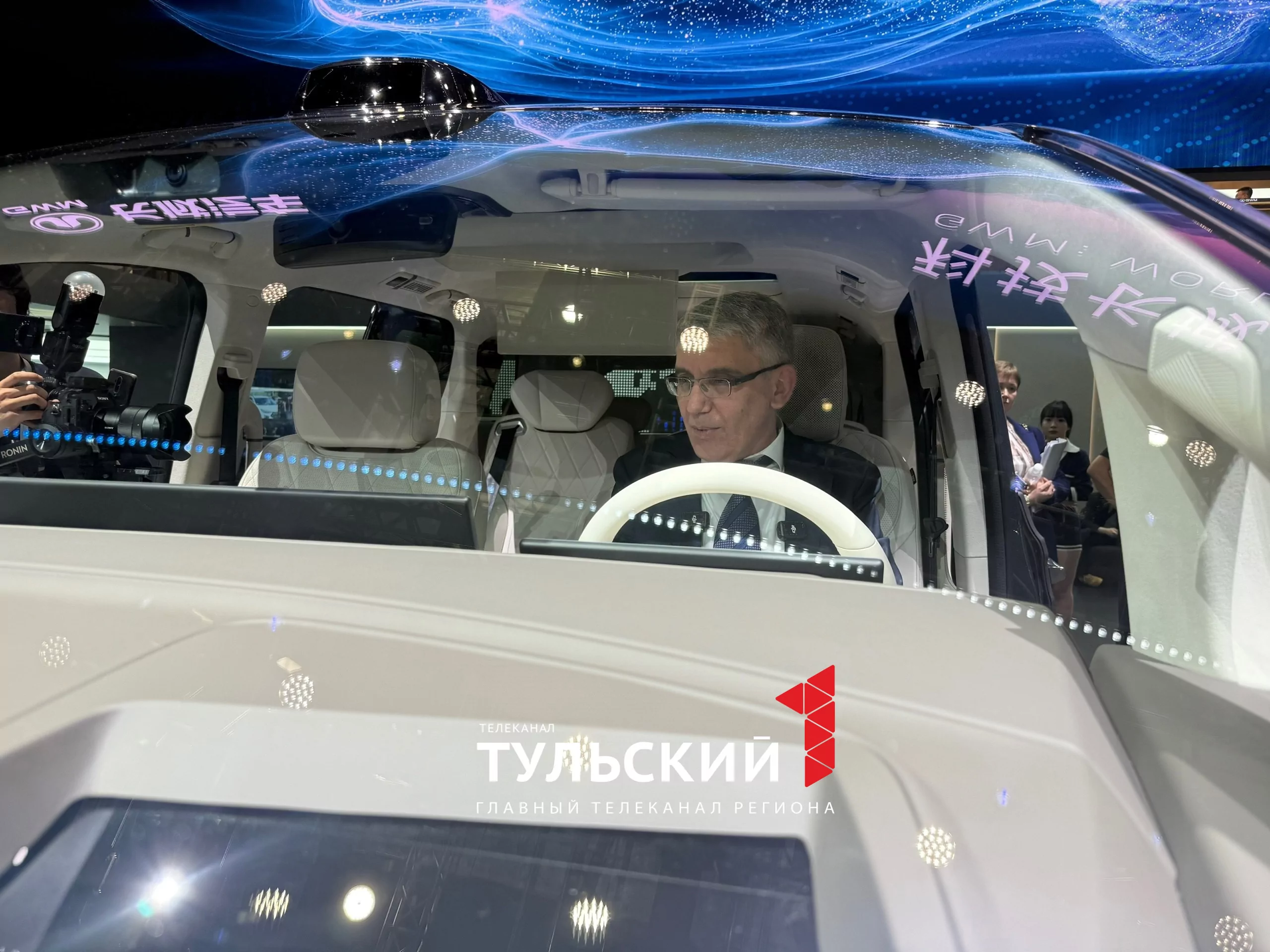 Губернатор Дмитрий Миляев сел за руль нового минивэна на Шанхайском автосалоне