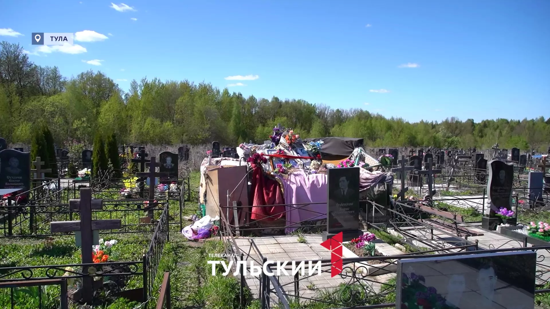 Туляк обустроил жилье на могиле своей матери