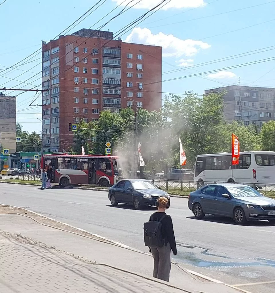 Пассажирский автобус снес ограждение на улице Ложевой в Туле