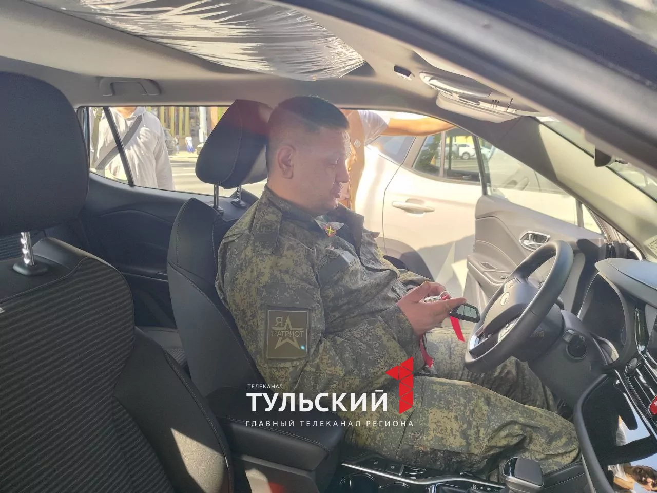 Двум тульским бойцам вручили новые автомобили