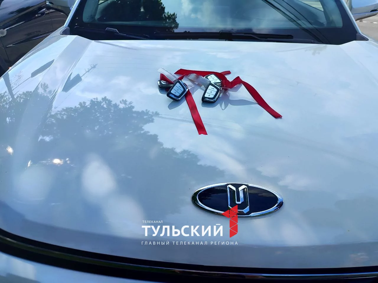 Двум тульским бойцам вручили новые автомобили