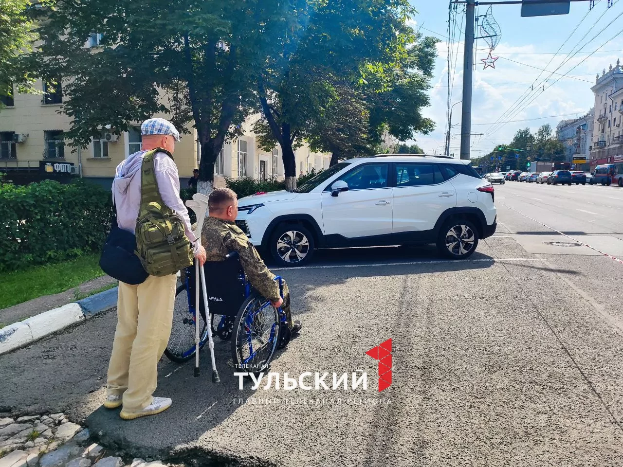 Двум тульским бойцам вручили новые автомобили