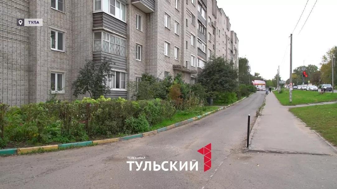 Жители многоэтажки в Туле без согласия соседей перекрыли двор шлагбаумом