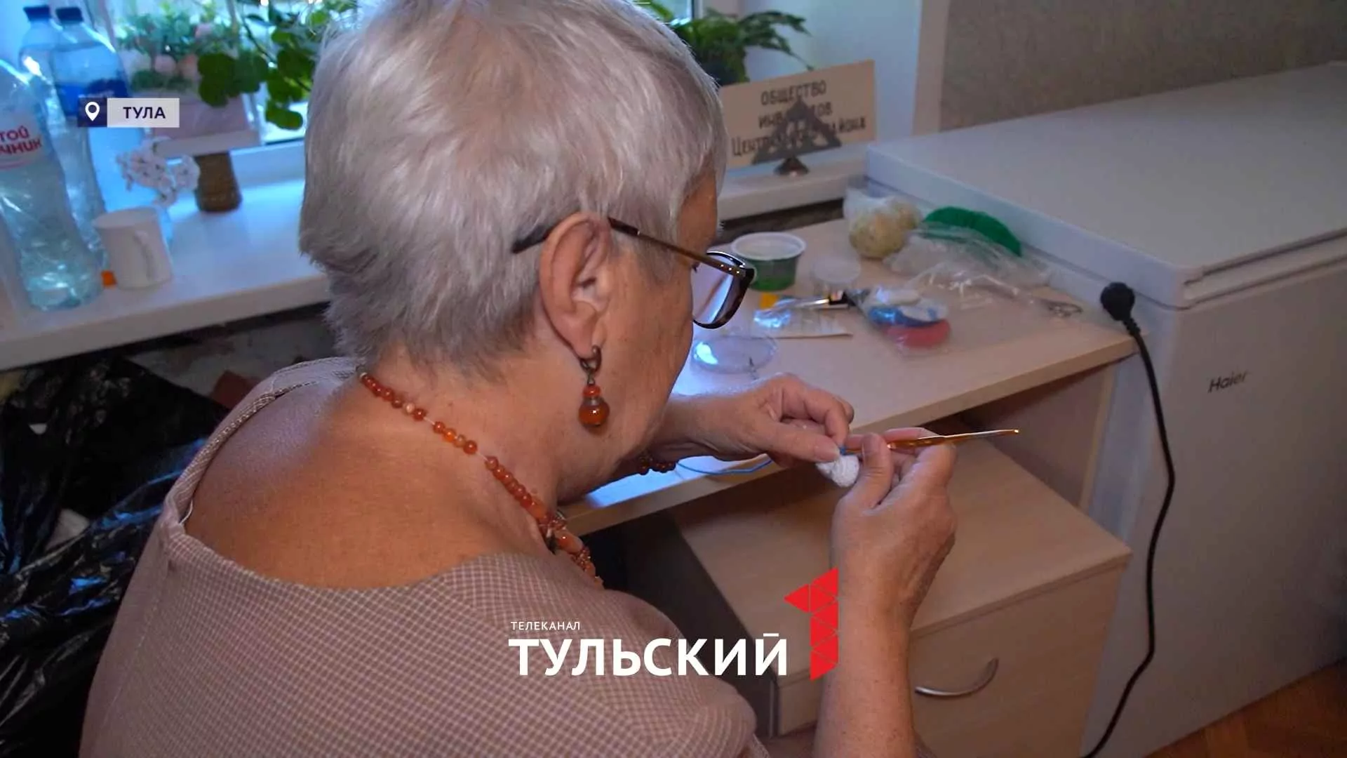74-летняя тулячка делает вязаные обереги для бойцов СВО