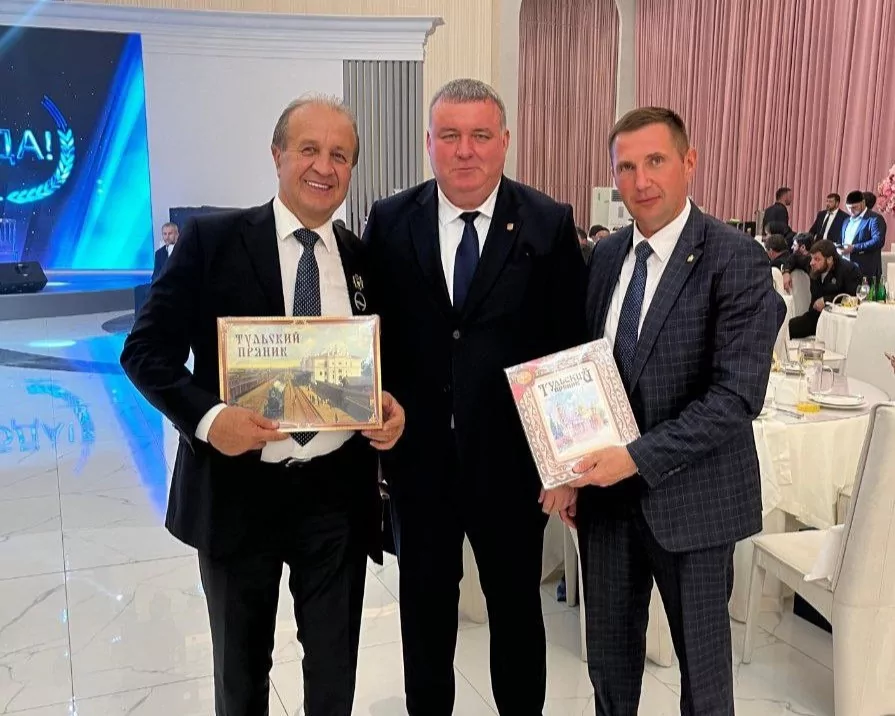 Тульские пряники и самовар Илья Беспалов подарил чеченцам
