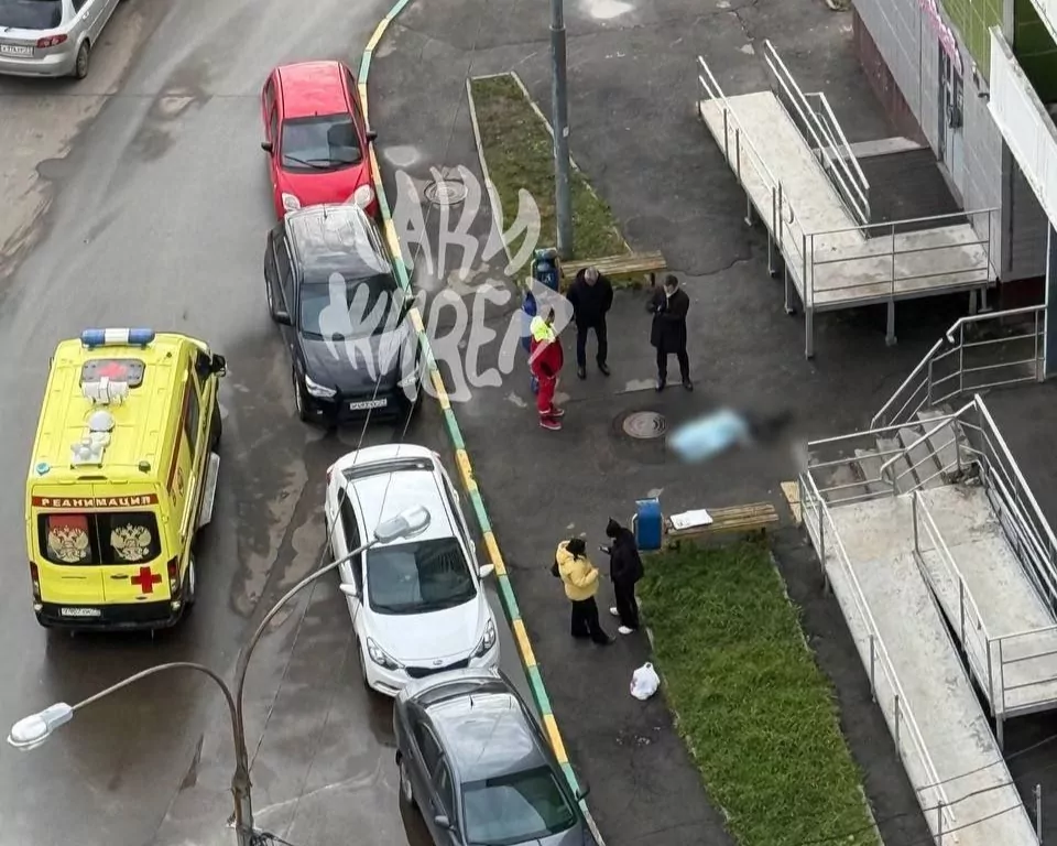 Момент падения школьницы с высоты на улице Хворостухина в Туле попал на видео