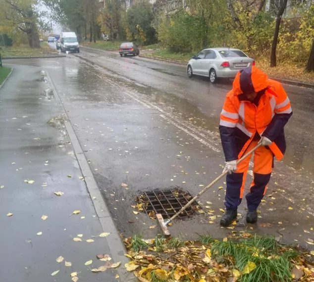В Туле продолжаются работы по прочистке ливневой канализации