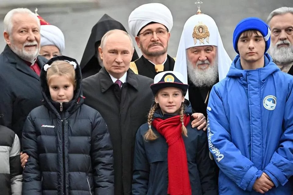 Владимир Путин встретился с сыном ветерана СВО из Тулы на Красной площади