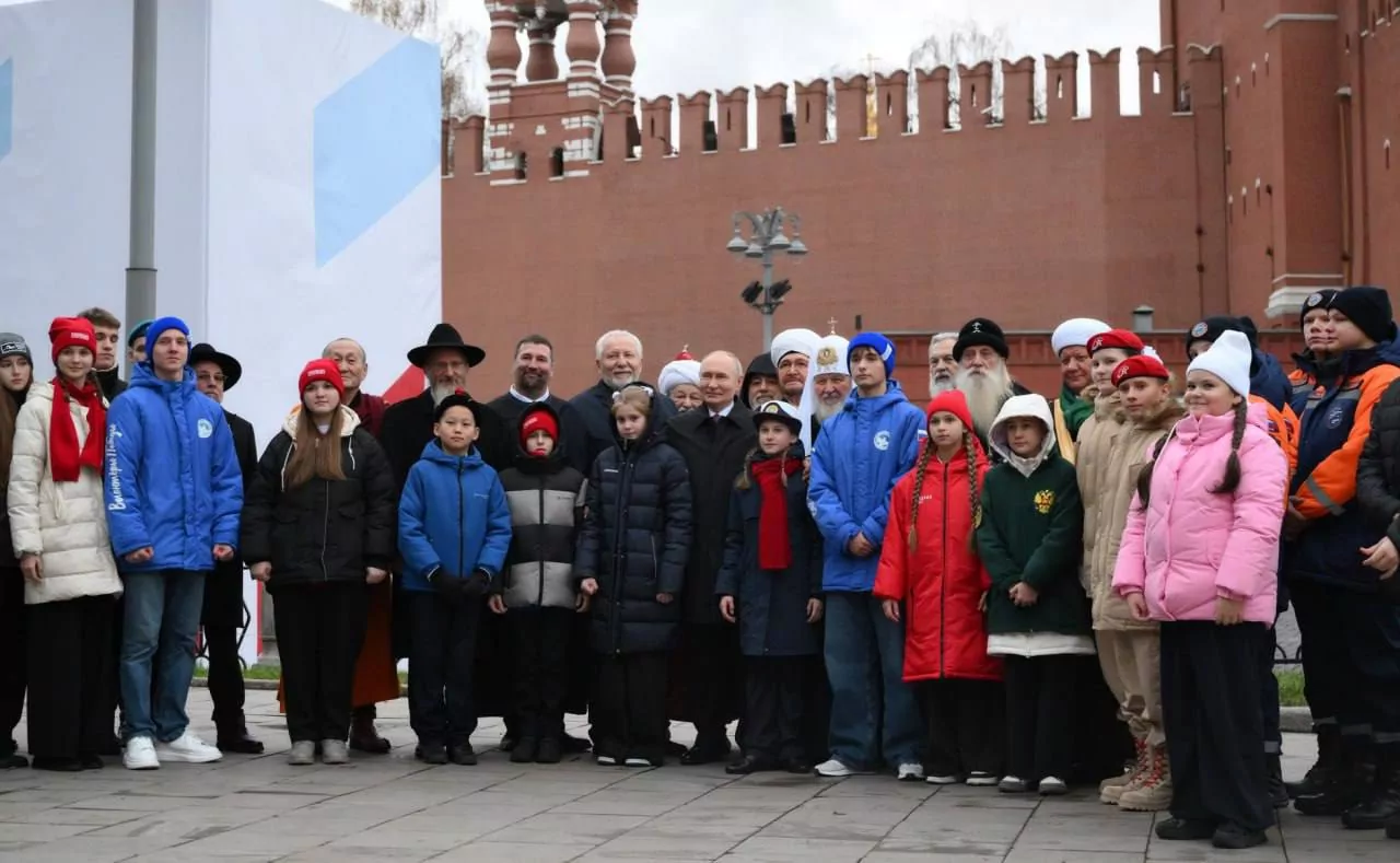 Владимир Путин встретился с сыном ветерана СВО из Тулы на Красной площади