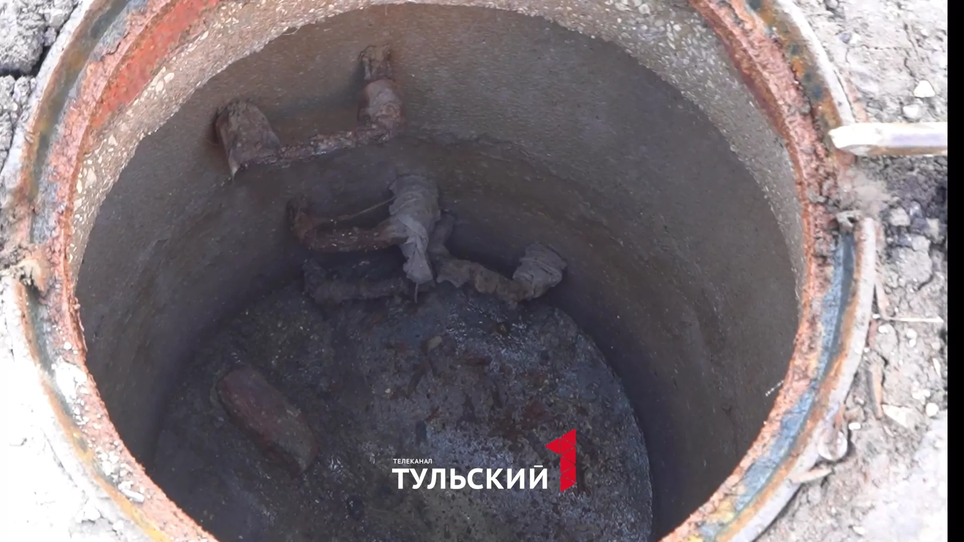 Подвал дома на Одоевском шоссе в Туле превратился в болото из-за засоренных труб