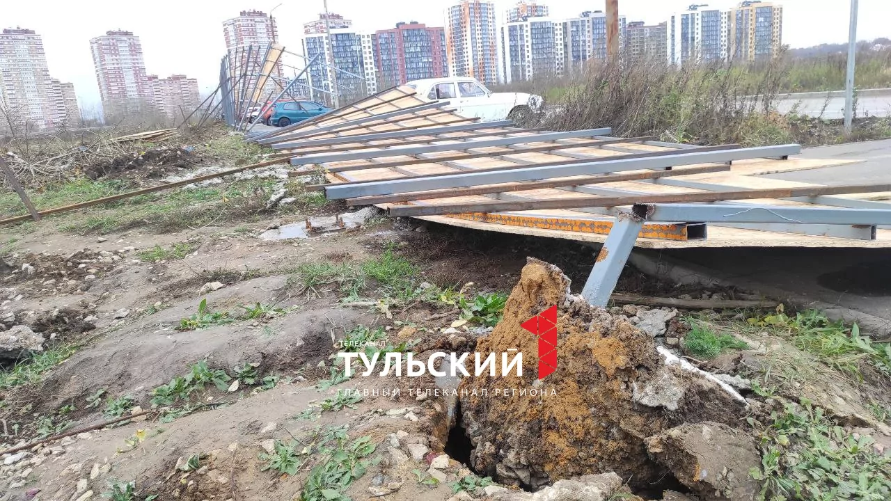 В ЖК "Времена года" из-за сильного ветра рухнул 33-метровый забор