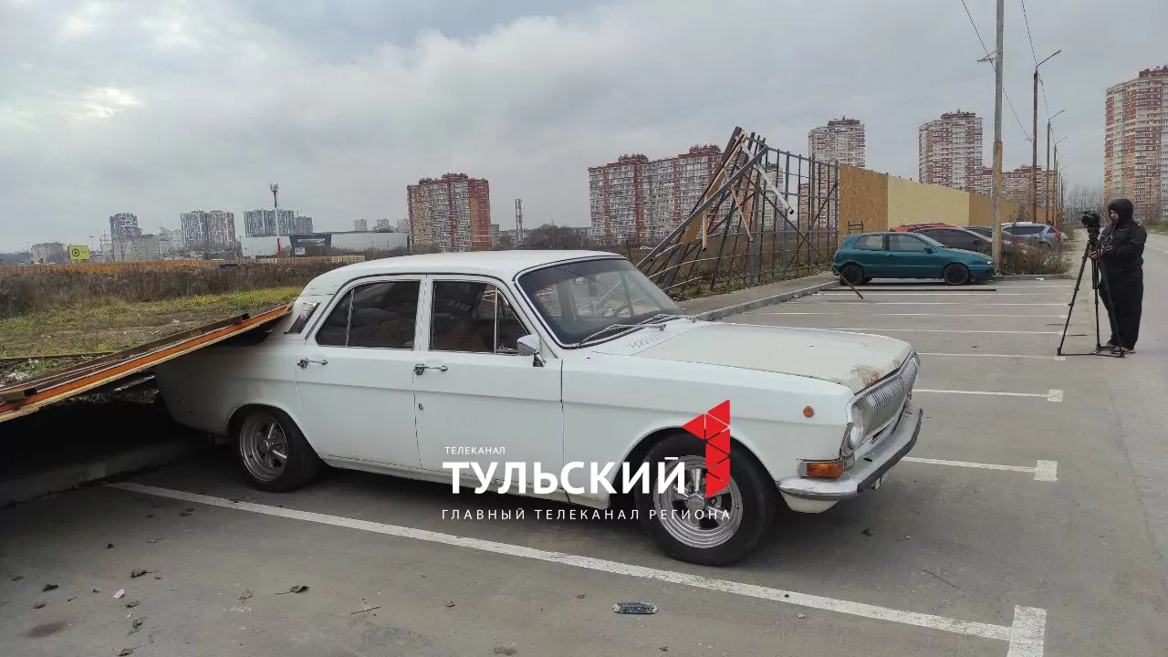 В ЖК "Времена года" из-за сильного ветра рухнул 33-метровый забор