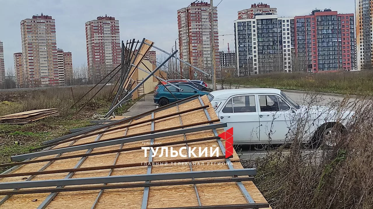В ЖК "Времена года" из-за сильного ветра рухнул 33-метровый забор