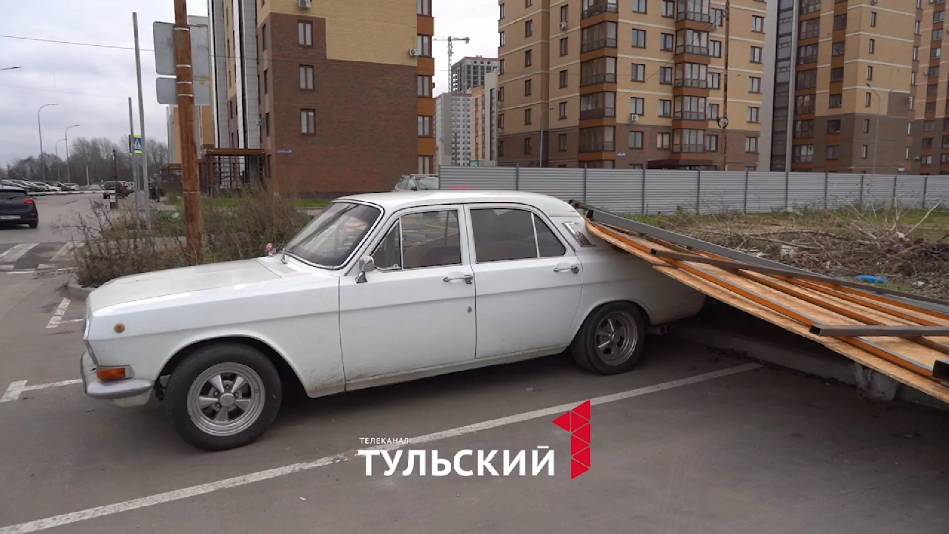 В Туле рухнувший забор повредил винтажный автомобиль