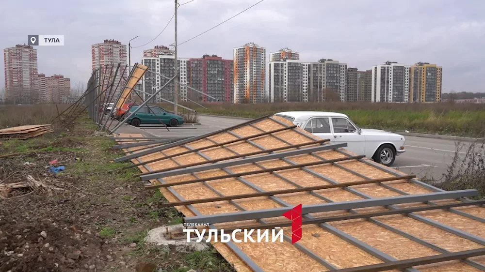 В Туле рухнувший забор повредил винтажный автомобиль