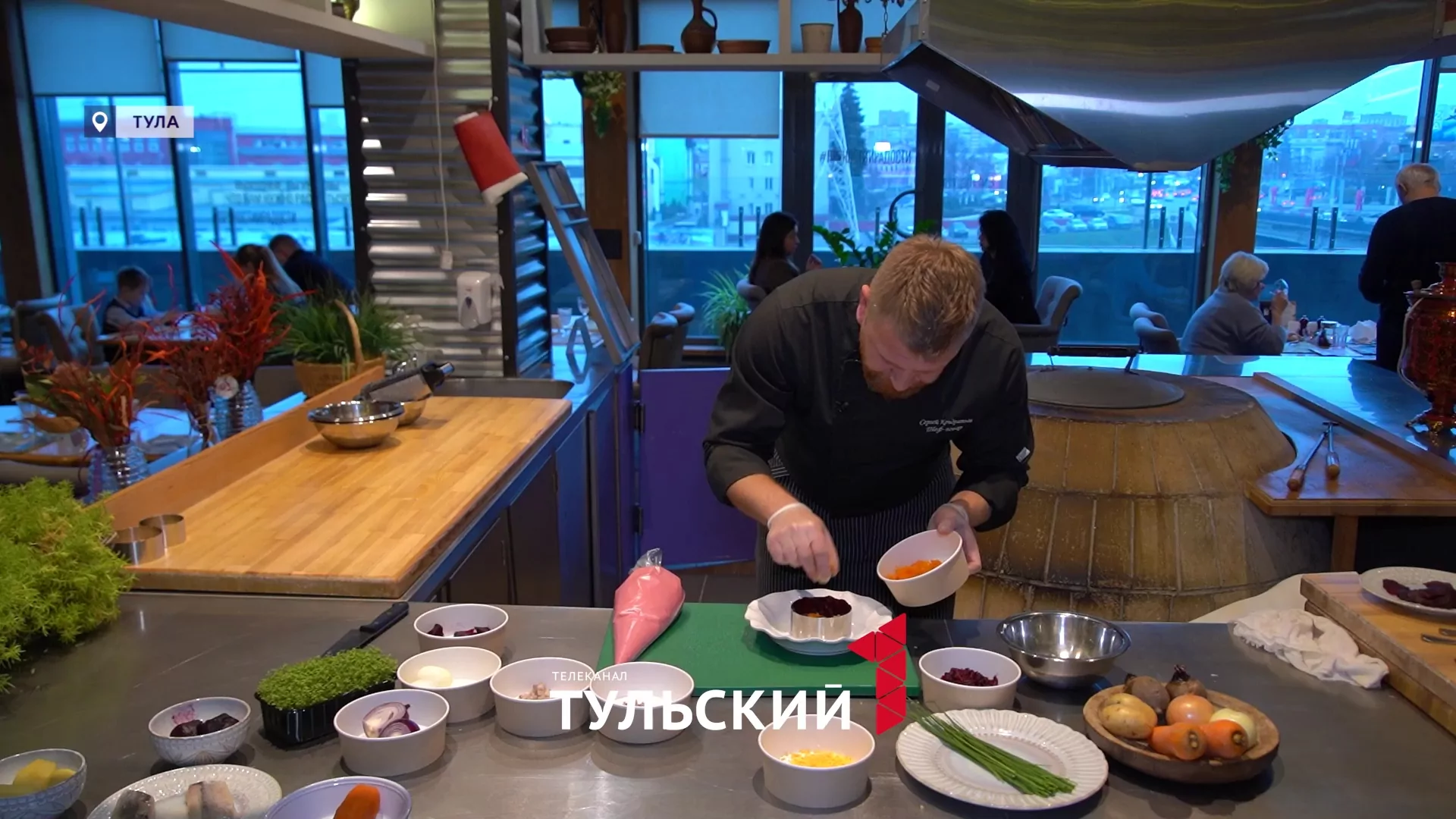 Шеф-повар "Пряностей и радостей" показал фирменный рецепт "Селедки под шубой"