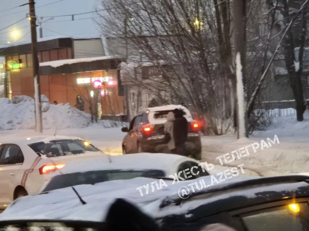 Автомобилисты в Туле блокируют движение трамваев