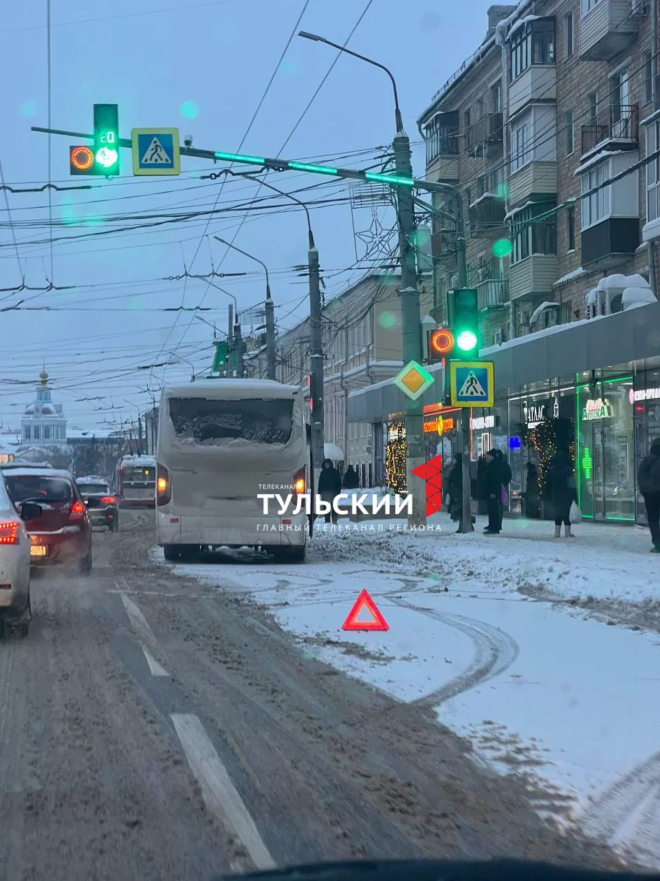 В центре Тулы встали два автобуса на аварийке