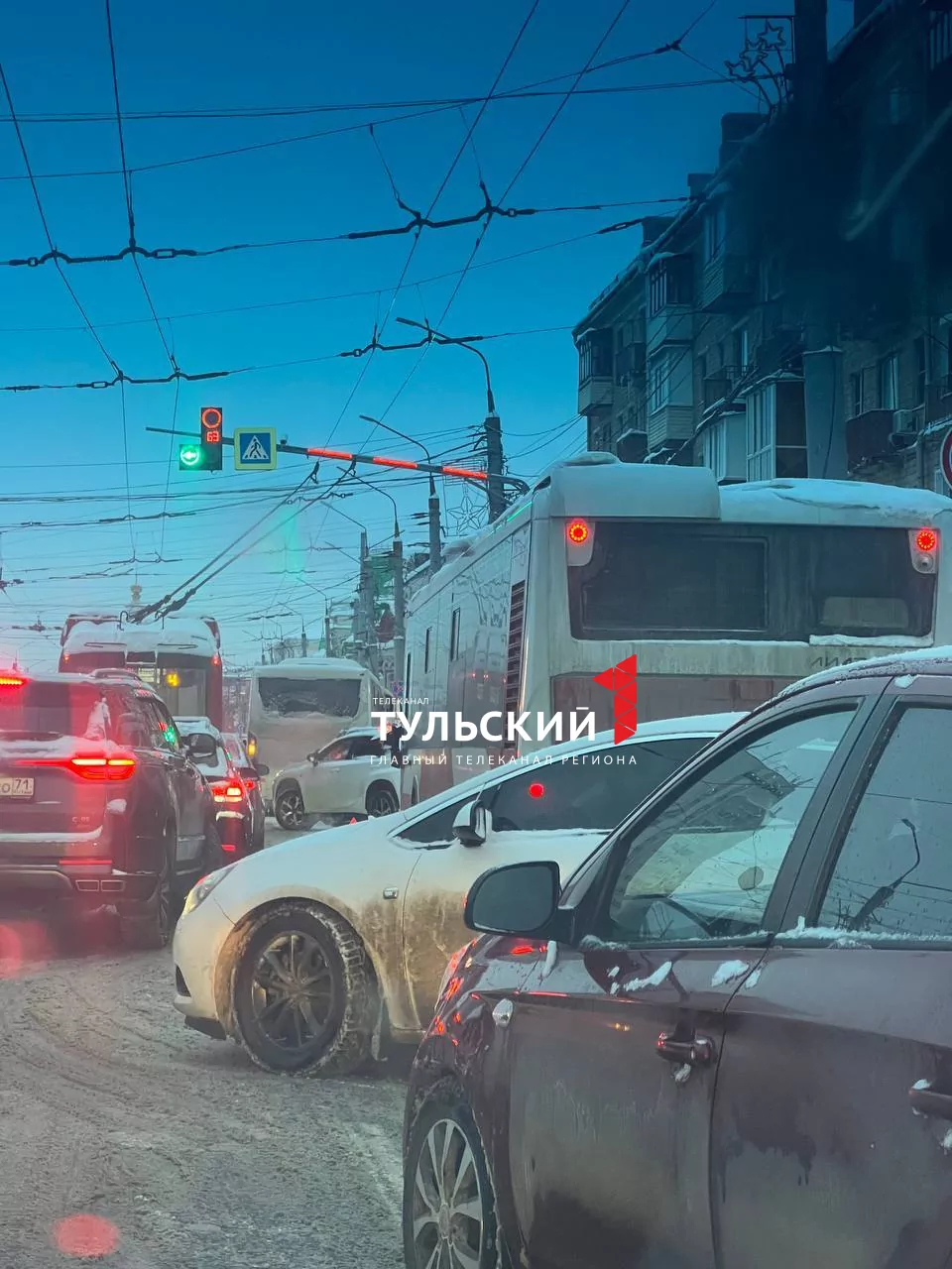 В центре Тулы встали два автобуса на аварийке